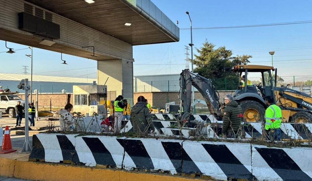 Tráiler robado se impacta en caseta de Tepotzotlán; choque provoca reducción de carriles en la México-Querétaro. Foto: Especial