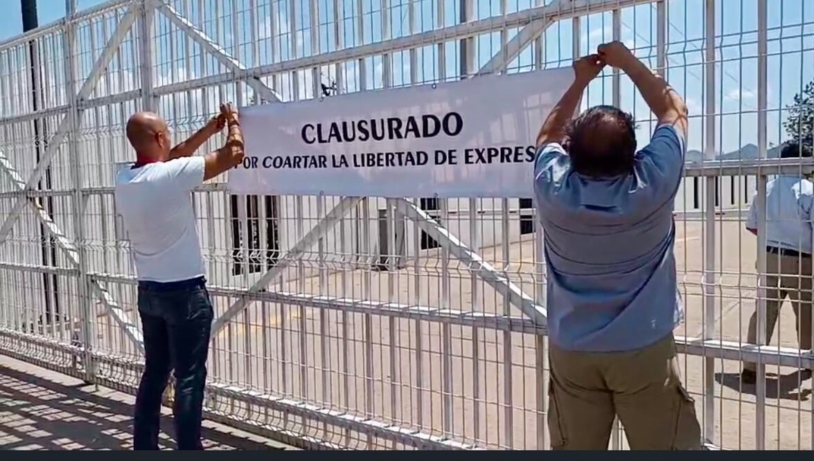 Periodistas clausuran simbólicamente el Instituto Electoral del Estado de Guanajuato. Foto: Especial