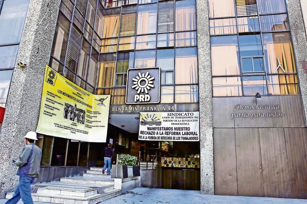 El PRD gastó en 2015 un total de 12 millones 863 mil 592 pesos para el pago de salarios de sus dirigencias en estados donde tiene presencia, además destinó 32 millones 127 mil pesos para los miembros del CEN. (ARCHIVO EL UNIVERSAL)
