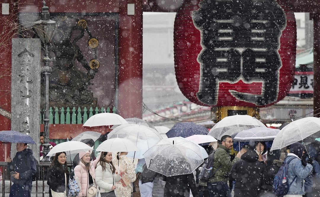 Un grupo de personas visita el templo Sensoji, en el distrito de Asakusa en Tokio, en plena nevada el lunes 5 de febrero de 2024. Foto: AP