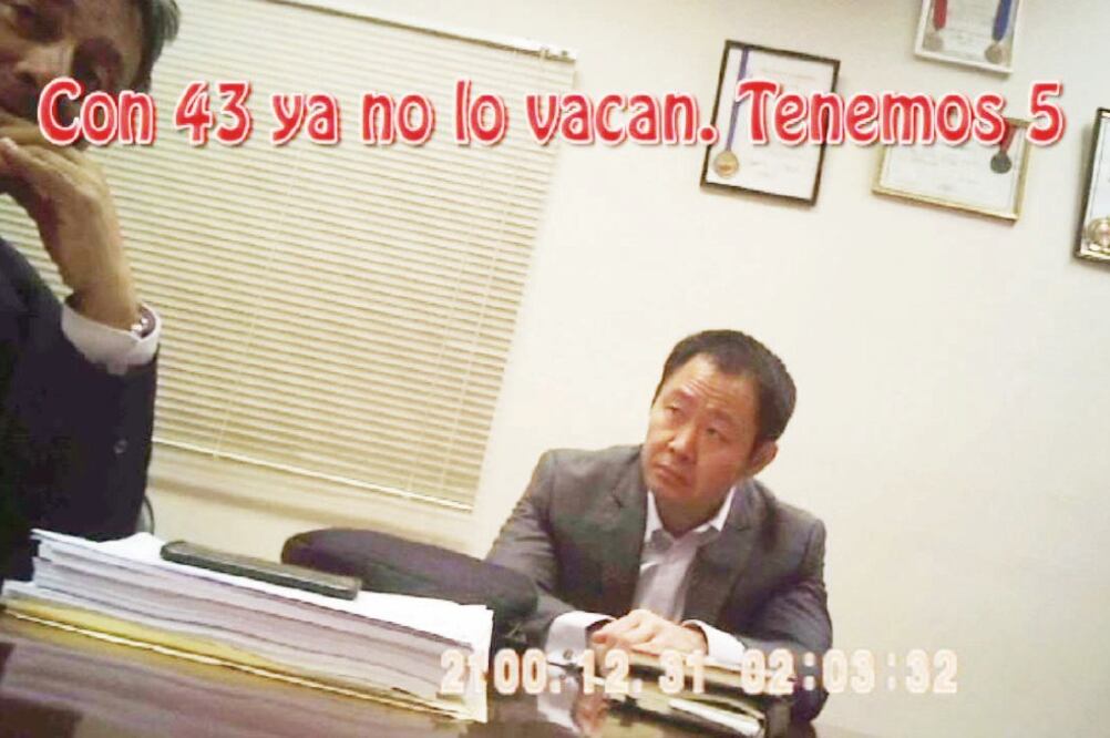 Imagen de video en la que Kenji Fujimori ofrece obras al legislador Moisés Mamani a cambio de votar contra la destitución de Kuczynski (EFE)