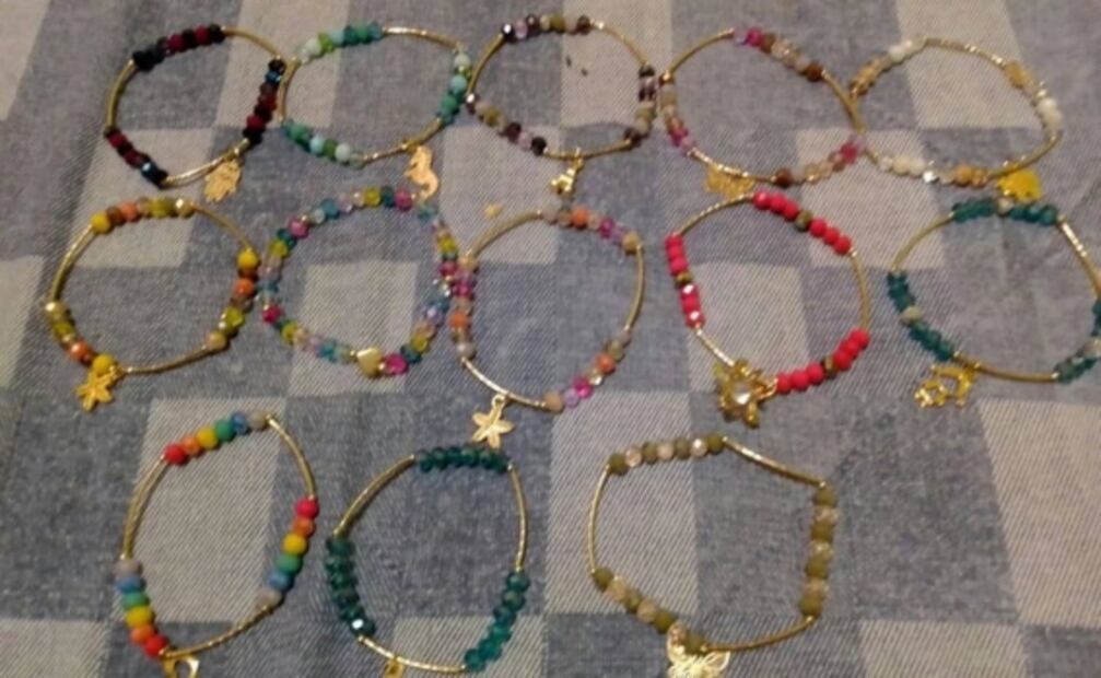 Joven de 14 años elabora y vende pulseras para pagar su tratamiento contra el cáncer