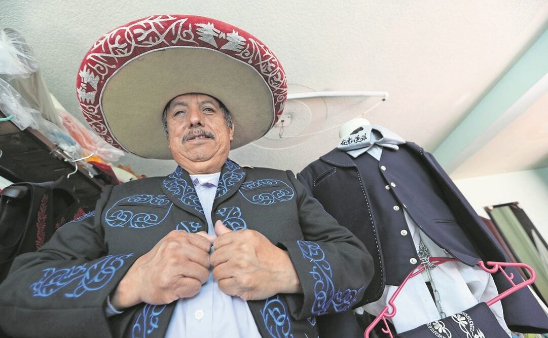 Rómulo Arriaga, el patriarca de estos modistos de mariachis, cuenta que los modelos que elabora junto con su familia han llegado a ser exportados a Estados Unidos, España e Italia. Foto: Jorge Alvarado. El Universal