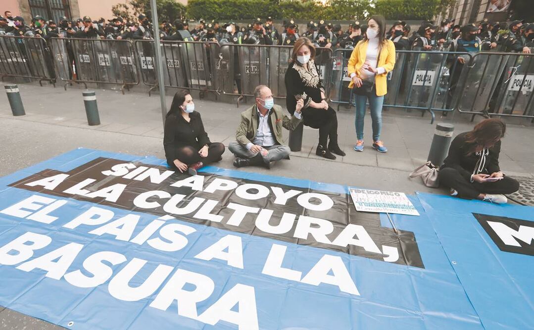 Panistas como Gustavo Madero y Xóchitl Gálvez (ambos al centro) protestaron afuera de la Casona de Xicoténcatl. Foto: BERENICE FREGOSO. EL UNIVERSAL