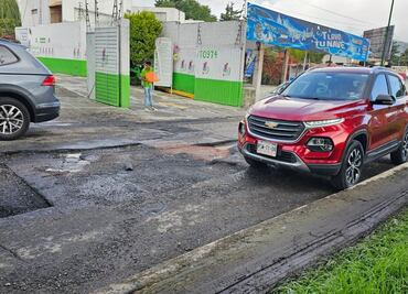 Bache en avenida Heróico Colegio Militar en Toluca causa asentamientos viales y daños a vehículos