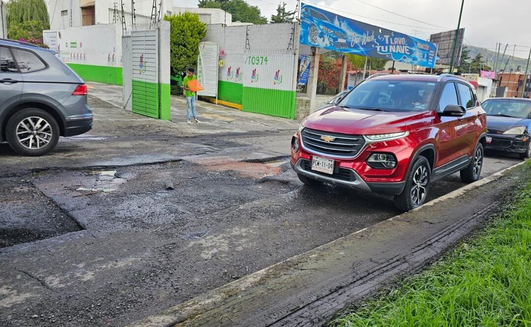Bache en avenida Heróico Colegio Militar en Toluca causa grandes problemas y daños a vehículos. Foto: Claudia González