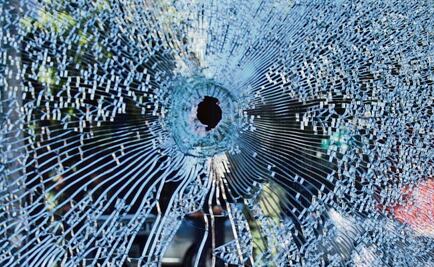 Motociclistas matan a hombre frente a su casa en Neza