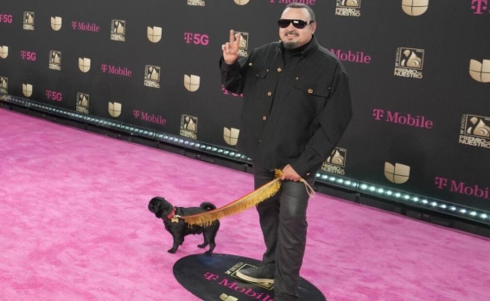 Premio Lo Nuestro: Escotes, chamarras y ¡hasta el perro! en la alfombra roja