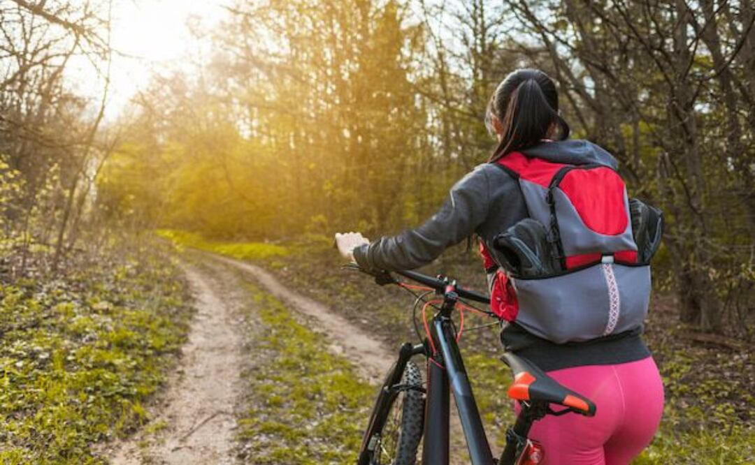Andar en bicicleta es un recuerdo que gracias al cerebelo, nunca se olvida. Fuente: Freepik.