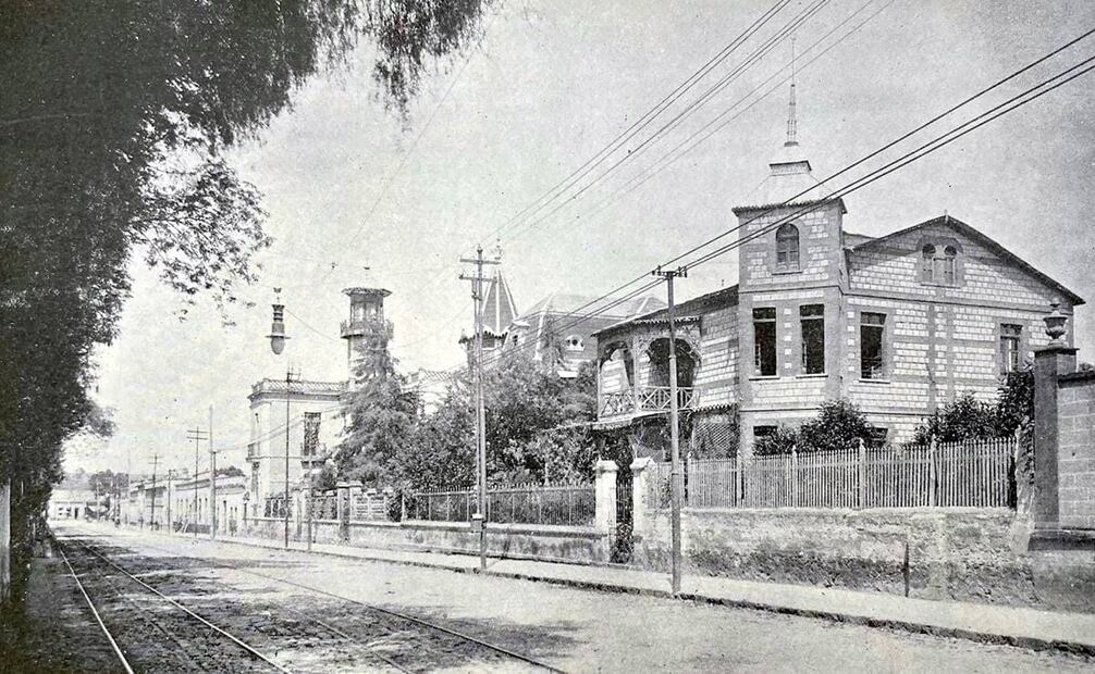 La actual avenida Revolución, en Tacubaya, alrededor de 1910. Esta vía antes llevó los nombres de Calvario y Morelos; la vista es a la altura del cruce con Antonio Maceo, que aún no existía, y a la izquierda se encuentra la finca que perteneció a la familia Mier, en el sitio donde luego estuvo el cine Ermita. Imagen: Colección Villasana.