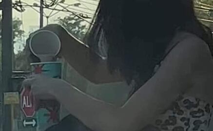 Captan a joven que vacía café del Oxxo en vaso de Starbucks… Y se toma una selfie