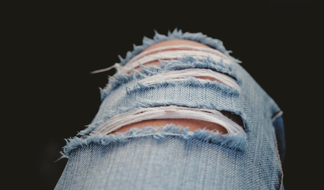 Estos jeans se pueden seguir llevando con mucho estilo a cualquier edad / Foto: Pexels 