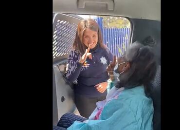 Mujer policía de Neza explica con lenguaje de señas a una abuelita cómo será vacunada contra Covid