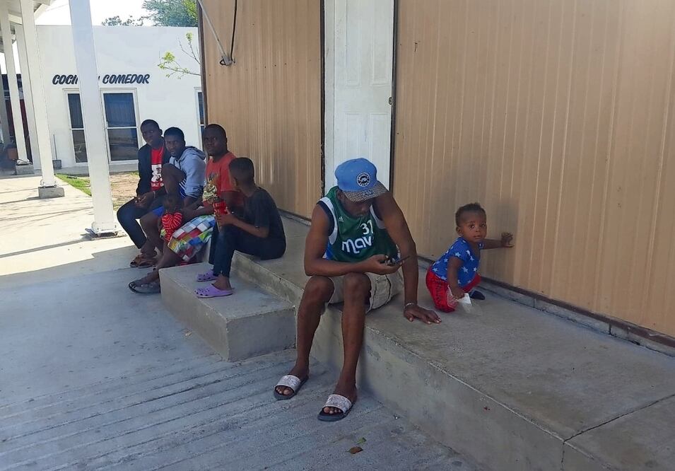 Las mil 700 personas en los albergues Senda de Vida so- portan el calor en el patio resguardados por la sombra. Sandra Tovar El Universal