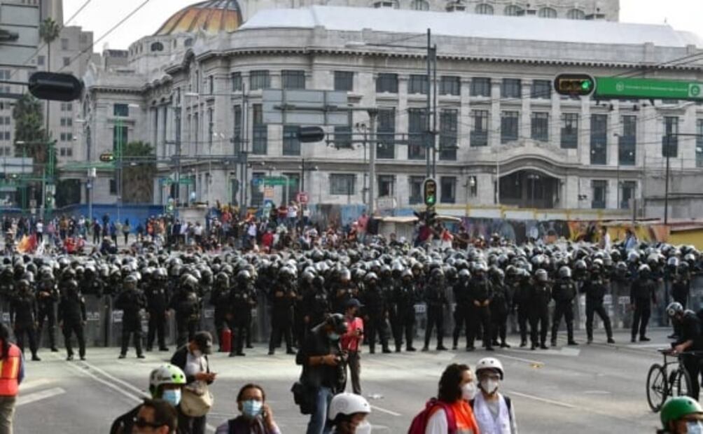 Encapsulan a grupo de encapuchados tras agresiones a policías en marcha por el 2 de octubre