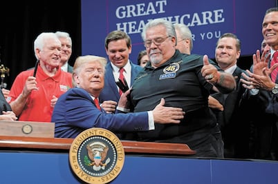 Trump desafía a demócratas; pide ayuda a China