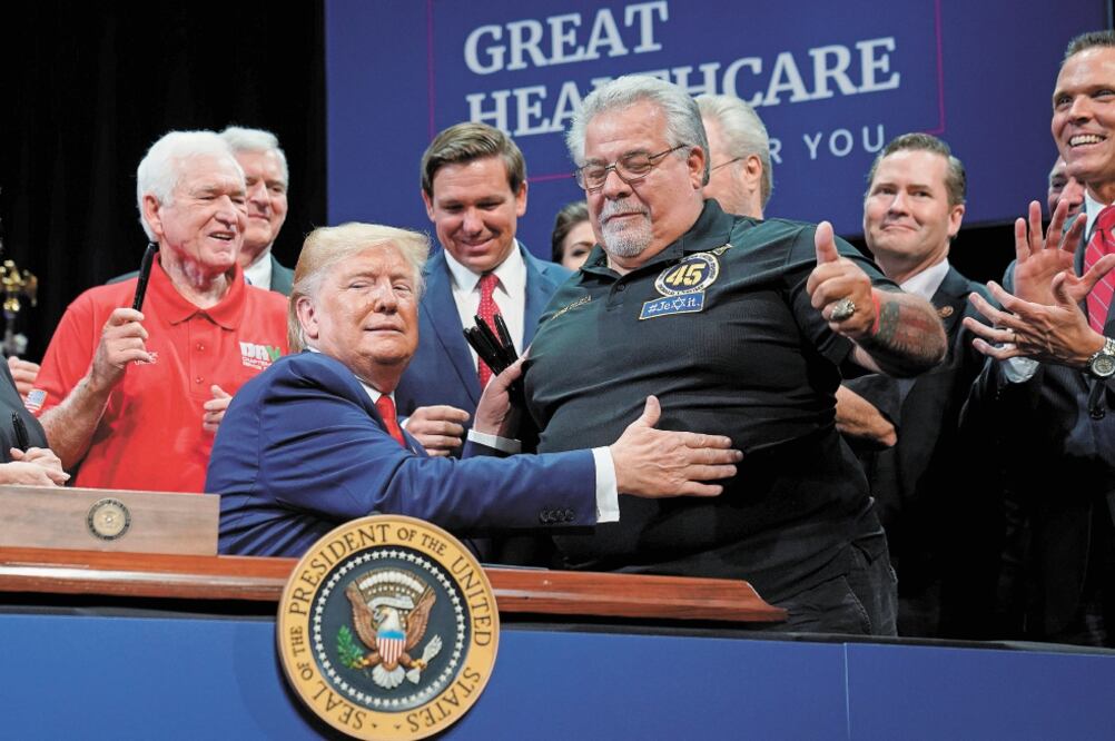 Trump desafía a demócratas; pide ayuda a China