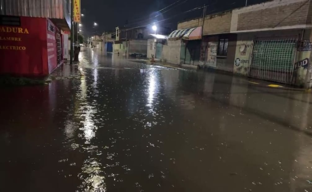 La precipitación pluvial ocasionó anegaciones en la carretera Chalco-Tláhuac.
Foto: Especial.