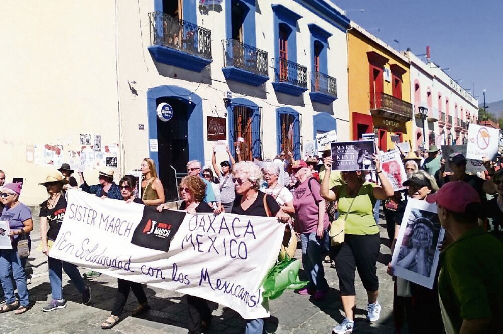 Con carteles y mantas, ciudadanos de EU se manifestaron en la ciudad de Oaxaca, donde exigieron respeto y se solidarizaron con el pueblo mexicano; también protestaron en la plaza de Ajijic, en Chapala, Jal. (NOTICIAS VOZ E IMAGEN DE OAXACA)