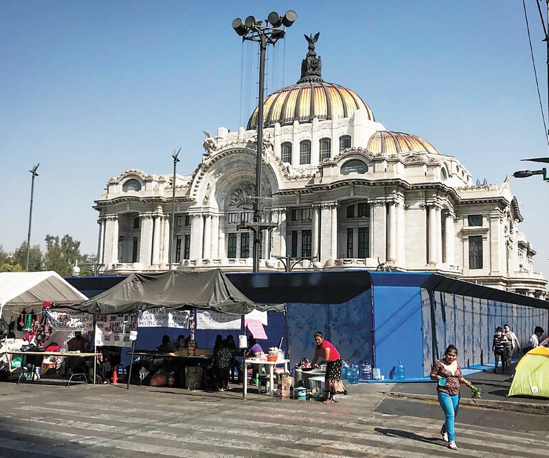 El Palacio de Bellas Artes es uno de los ed ificios que están protegidos con vallas. Foto: DIEGO SIMÓN. EL UNIVERSAL