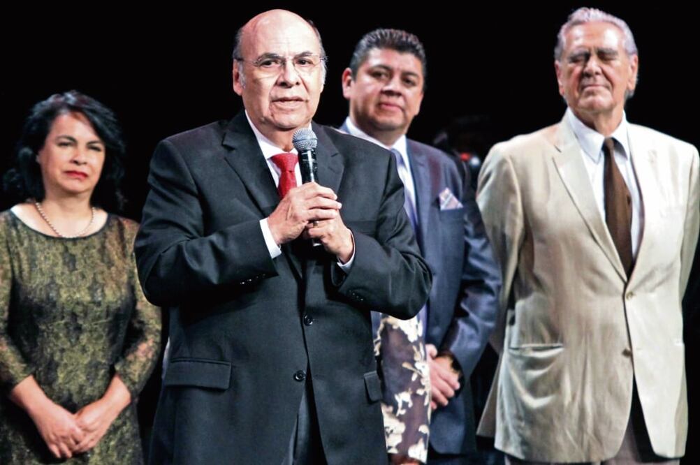 Magallanes (izq.) y Juan Gabriel trabajaron juntos 45 años (CARLOS MEJÍA. EL UNIVERSAL)