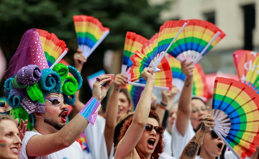 Personas participan en la Marcha del Orgullo este domingo, en la avenida Paulista de Sao Paulo (Brasil). Abrazamos el pasado de lucha y celebramos el futuro con amor, gritó una drag queen desde uno de los camiones que ocuparon la totalidad de la avenida Paulista durante la XXIX Marcha del Orgullo bajo el lema Envejecer LGBT+: Memoria, resistencia y futuro. Foto: EFE