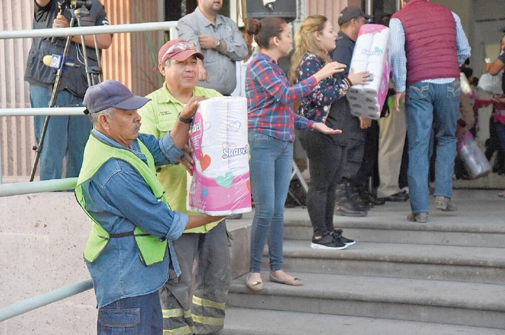 Damnificados de los dos municipios hicieron largas filas para recibir los diferentes artículos, en especial alimentos. (ESPECIAL)