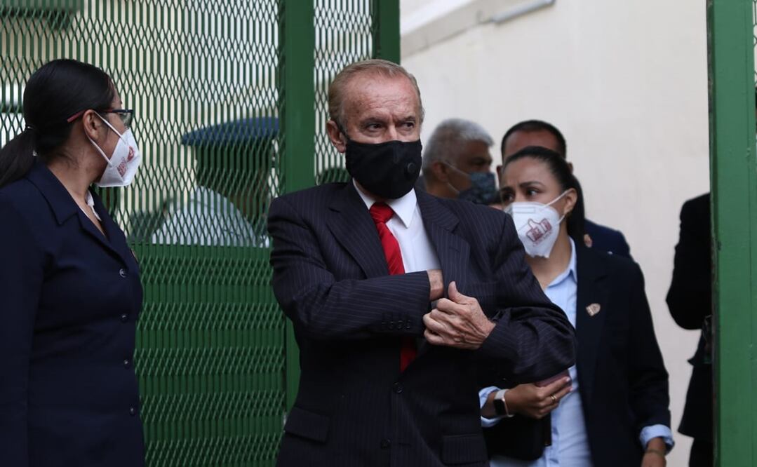 Enrique Horcasitasm ex director del Proyecto Metro, sale del lugar donde se lleva a cabo la reunión para determinar la situación jurídica de los imputados por el colapso de la línea 12 del Metro Foto: Carlos Mejía/EL UNIVERSAL