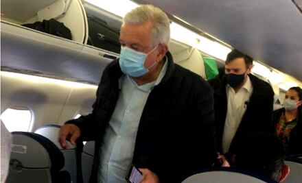 AMLO aborda vuelo para iniciar gira por Colima; supervisará Plan de Salud