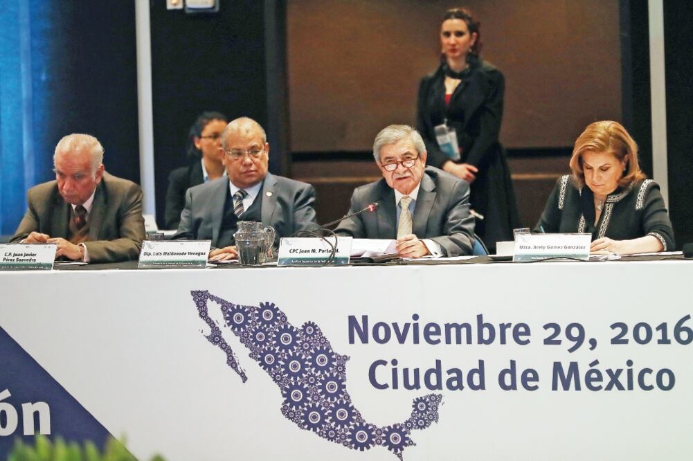 Juan Manuel Portal, auditor Superior de la Federación (centro), y la titular de la SFP, Arely Gómez, coinciden en trabajar de forma conjunta contra la corrupción (JUAN CARLOS REYES. EL UNIVERSAL)