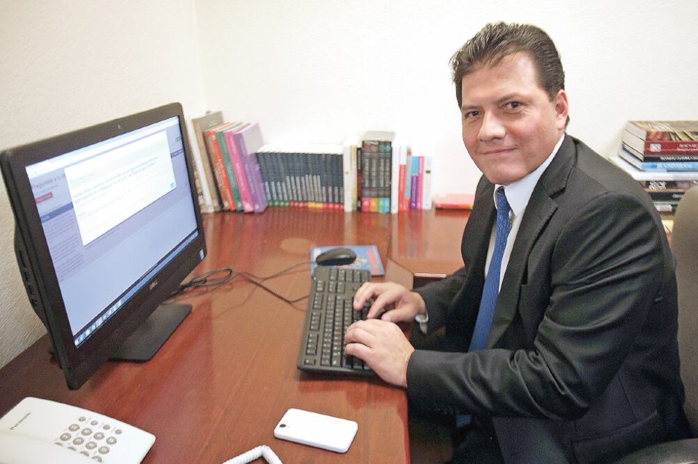 Durante su participación en el chat de EL UNIVERSAL, Víctor Hugo Lobo respondió 50 preguntas ciudadanas. Entre lo s temas que más preocupan a los maderenses están el acceso a la salud y la movilidad (JUAN CARLOS REYES. EL UNIVERSAL)