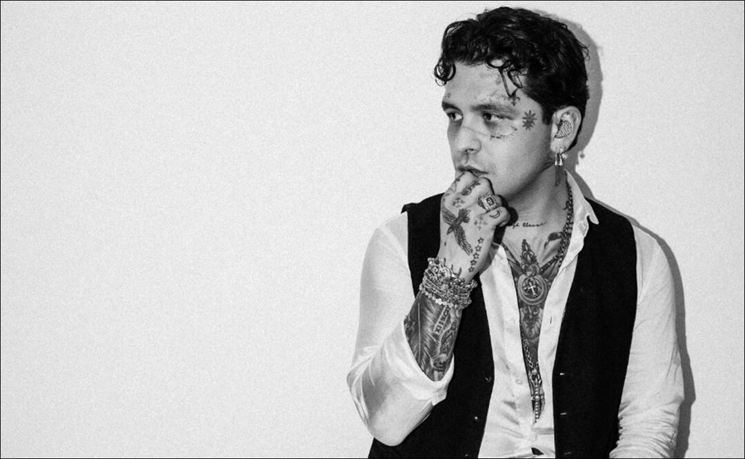 Christian Nodal reveló que los tatuajes eran una forma de proyectar una imagen "ruda" para ocultar inseguridades sobre su atractivo físico.