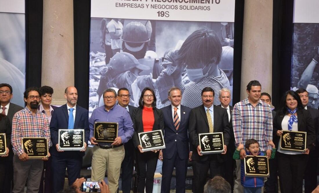 El jefe de Gobierno, Miguel Ángel Mancera, entregó reconocimientos a empresas que participaron en las labores de rescate y atención inmediata luego del sismo de septiembre pasado (Foto: Especial)