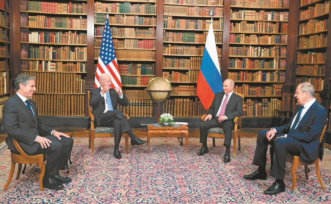 El presidente estadounidense, Joe Biden, con el mandatario ruso, Vladimir Putin, ayer en su reunión en la biblioteca de Villa La Grange, una mansión del siglo XVIII en Ginebra. Foto: EFE.