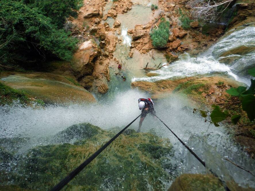 Hay saltos de cascada en cascada y rappel. ¿Te atreves? Fotos: 4 Seasons Adventure