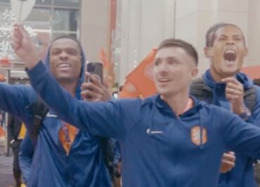 VIDEO: Jugadores de Países Bajos bailan el ‘Waka Waka’ para celebrar su pase a cuartos de final