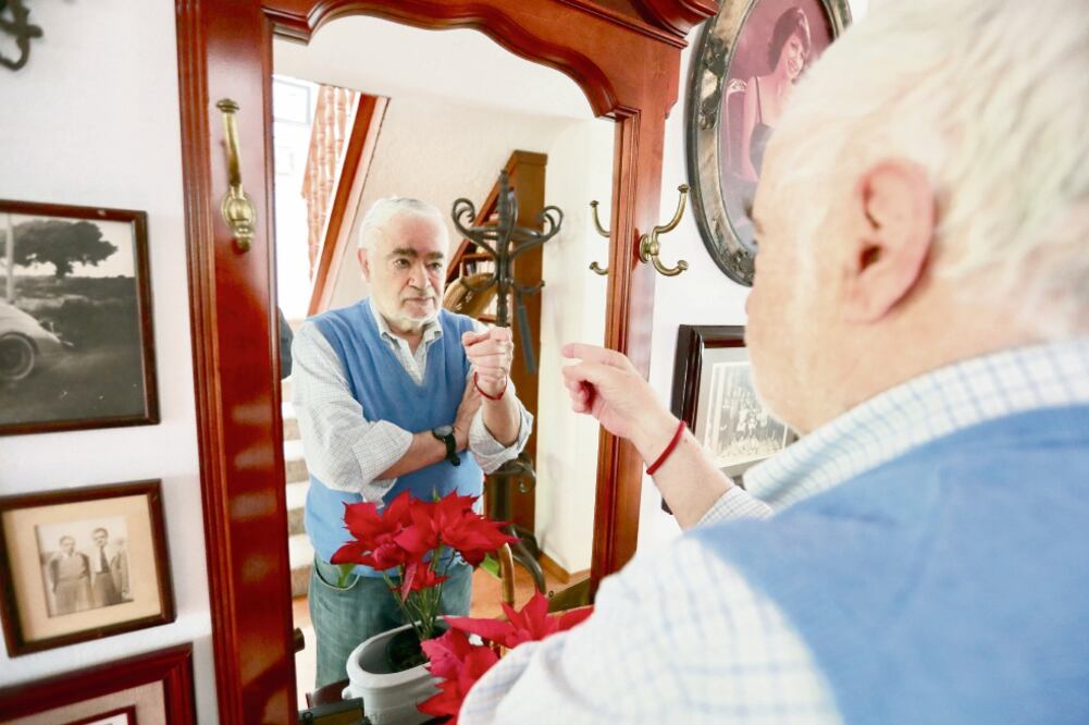 El escritor Ignacio Solares cumple 74 años de edad el próximo 15 de enero. En la imagen, el colaborador de EL UNIVERSAL en su casa, en la colonia Chimalistac. Foto: ARIEL OJEDA. EL UNIVERSAL