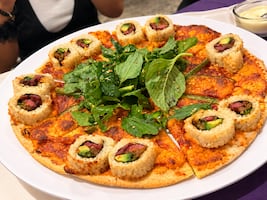 En este restaurante de CDMX puedes probar la "pizzushi"
