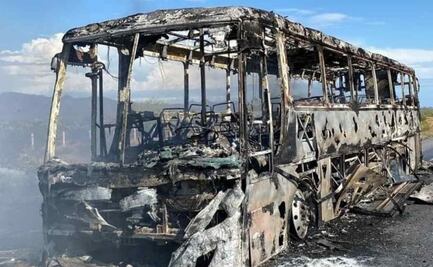 Camión se incendia en tramo carretero de Sonora; los pasajeros están a salvo