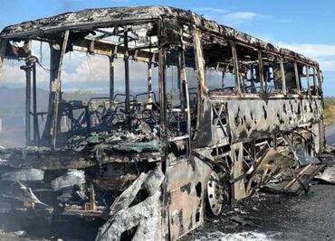 Camión se incendia en tramo carretero de Sonora; los pasajeros están a salvo