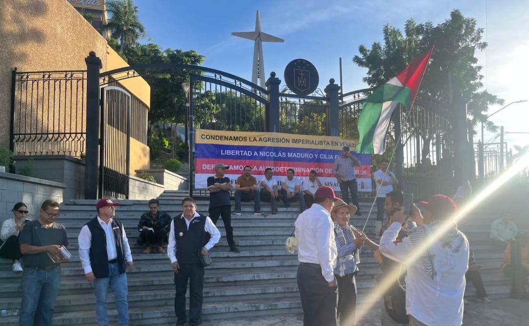 Activistas de Morena protestan en Culiacán, Sinaloa; demandan libertad de Nicolás Maduro y su esposa.
Foto: Javier Cabrera Martínez
