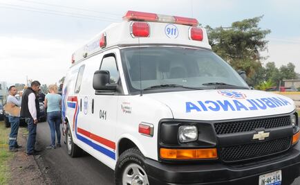 Autobús con 16 pasajeros se impacta contra barda en Culiacán