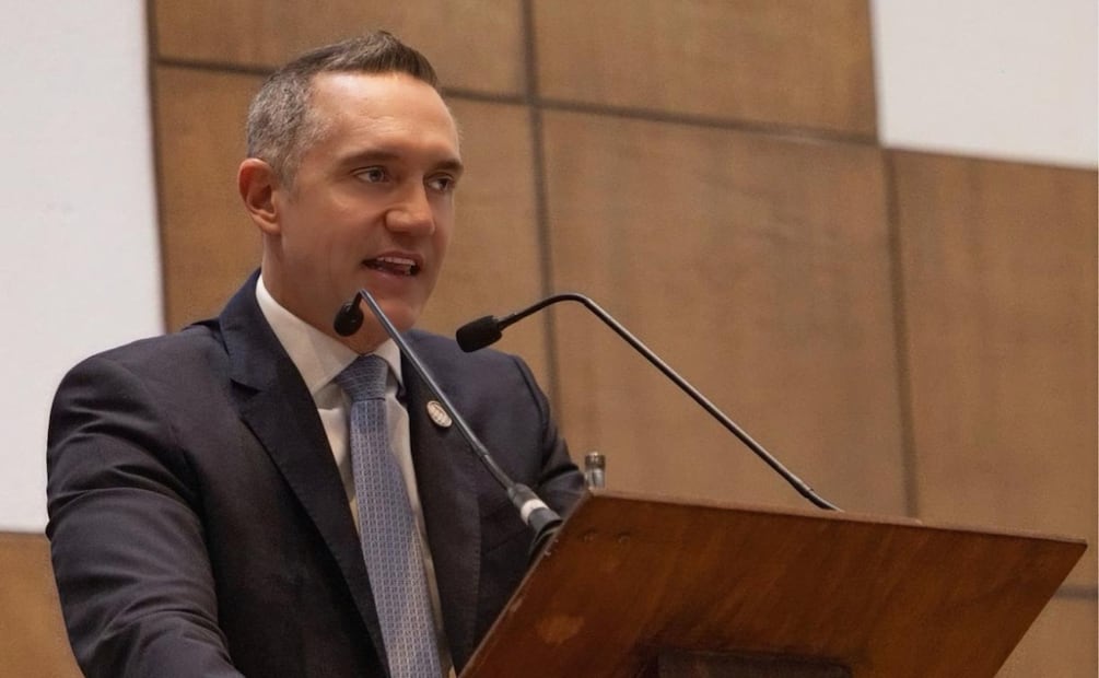 El director del STC Metro, Adrián Rubalcava, y José de Jesús Rodríguez, consejero honorario del AICO firmaron un acuerdo. | Foto: Especial.