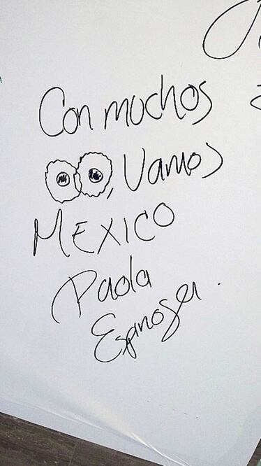 La clavadista Paola Espinosa dejó un mensaje a sus compañeros en un muro (ADRIANA DÍAZ. EL UNIVERSAL)