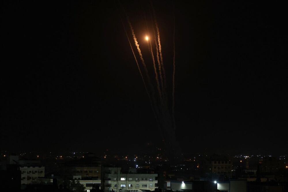 Se disparan cohetes desde el sur de la ciudad de Gaza hacia Israel el 13 de mayo de 2023. Foto: AFP