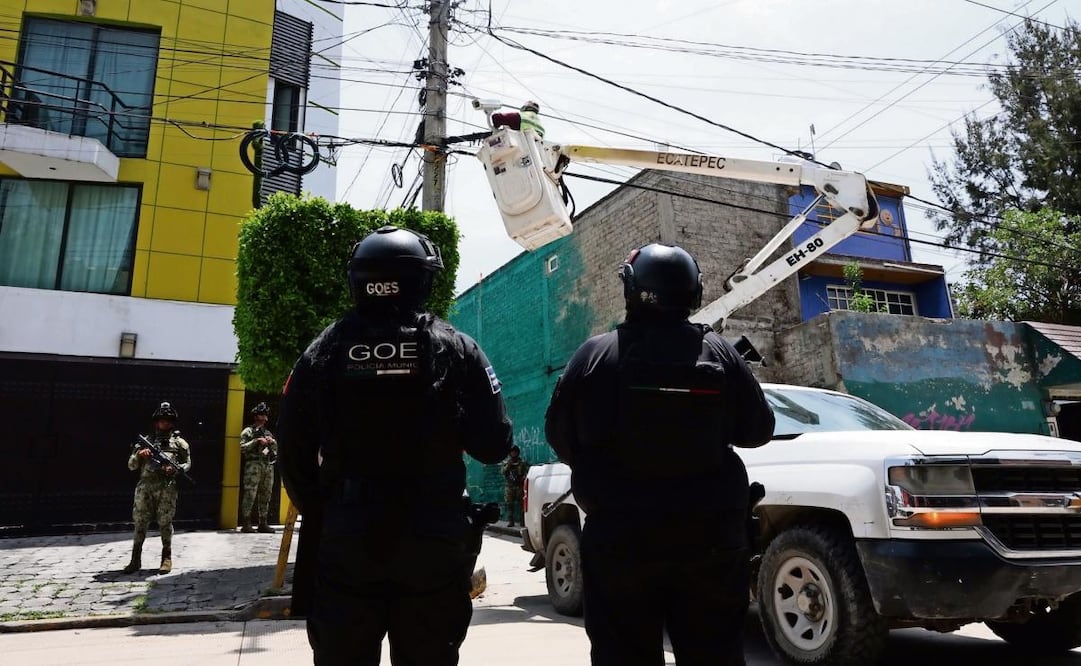 Personal de Alumbrado Público del retiró las cámaras, acompañados por elementos locales y federales. Foto: ESPECIAL