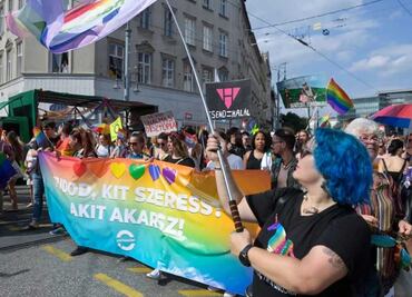 Eurodiputada donará 7 mil euros para cubrir multas por el Orgullo de Budapest; "no se necesita permiso para marchar"