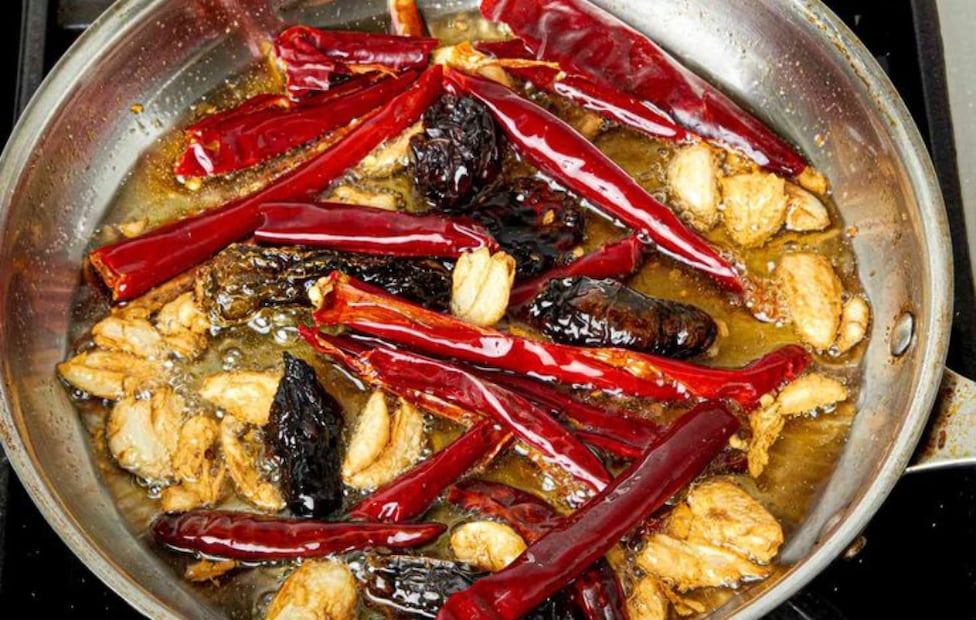 Freír los chiles secos a fuego medio-bajo entre 5 y 10 segundos evita que se carbonicen y vuelvan amarga la mezcla. Foto: Pinterest / Serious Eats.