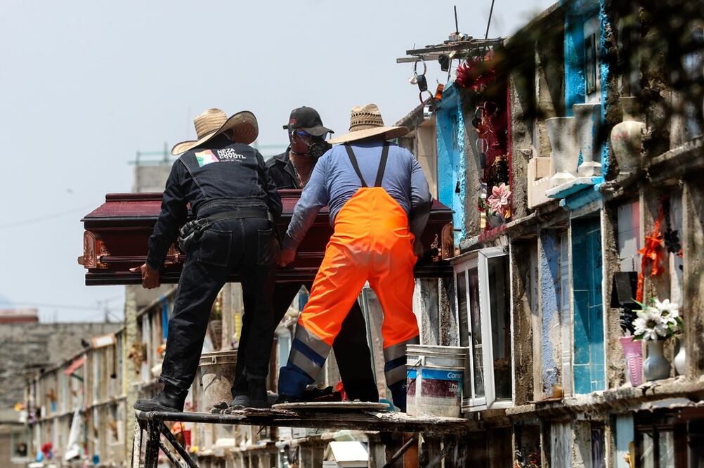 Juan Ernesto asegura que desde que empezó la emergencia sanitaria por el coronavirus se ha triplicado su trabajo de inhumador en el panteón municipal de Ciudad Nezahualcóyotl. Fotos: JORGE SERRATOS. EL UNIVERSAL