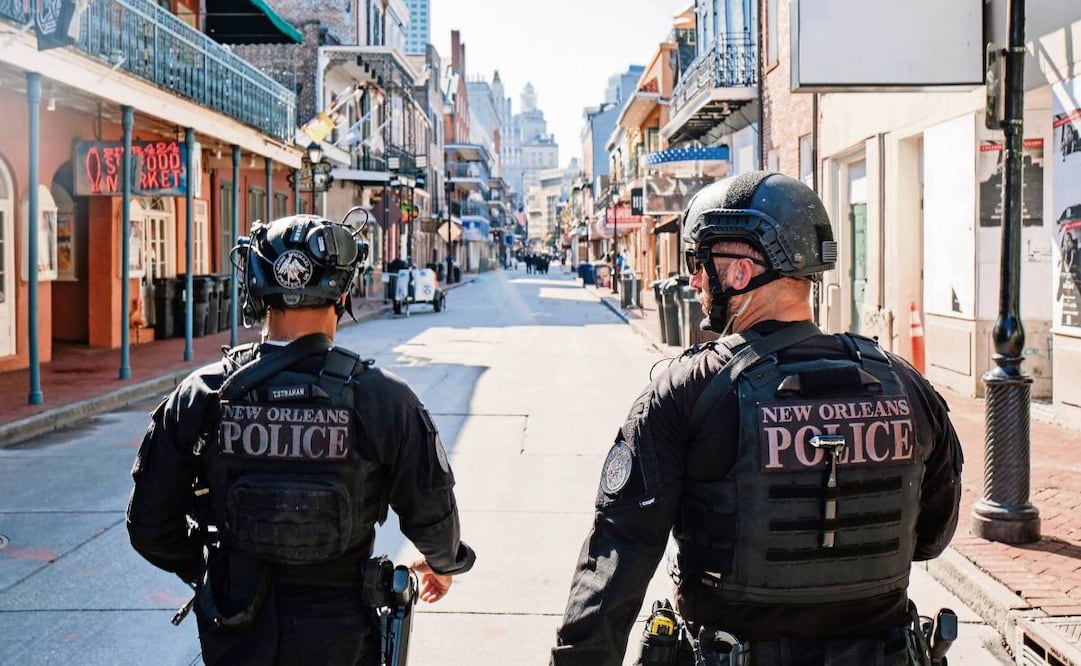 Policías caminan sobre la calle Bourbon antes de su reapertura, en Nueva Orleans. Fue ahí donde un hombre embistió a la multitud el miércoles pasado. Foto: EFE (03/01/2025)